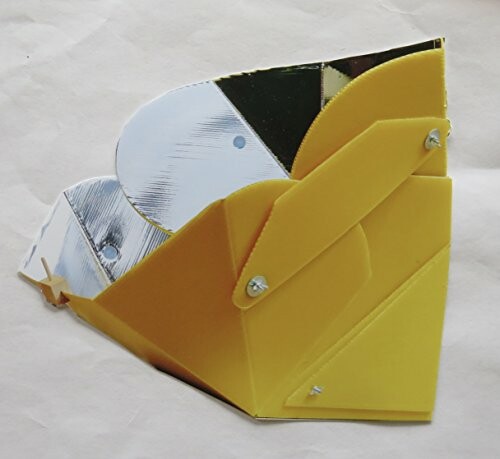 Abstrakte gelbe Plastikstruktur mit Schrauben