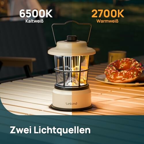 Laterne mit zwei Lichtquellen auf einem Tisch