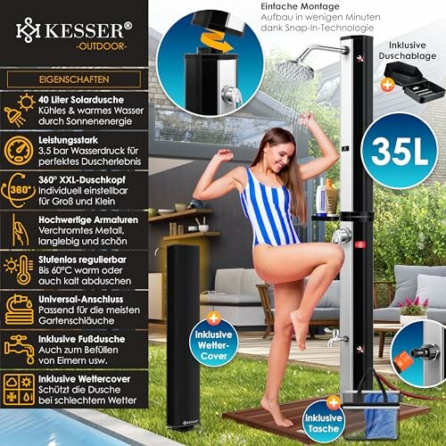 Mann duscht im Freien mit solarbeheizter Dusche