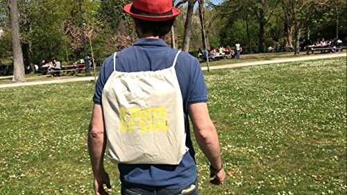 Mann mit Kordelzugtasche im Park