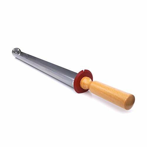 Metallische Pizzaschaufel mit Holzgriff.