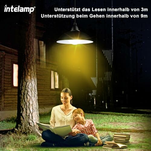 Frau liest Kind draußen bei Nacht vor, beleuchtet von Lampe.