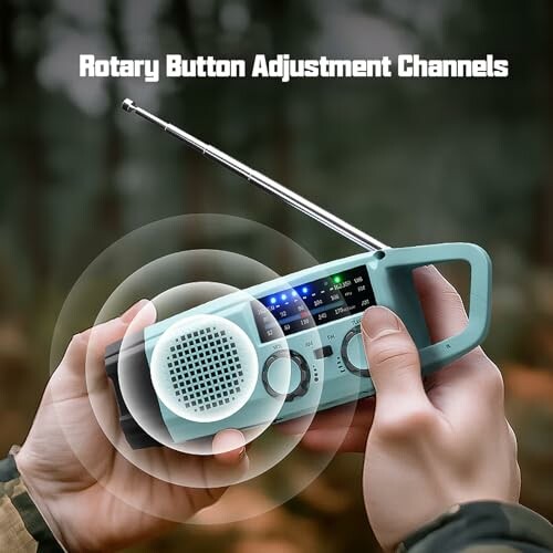 Tragbares Radio mit Drehknopf wird im Freien gehalten.