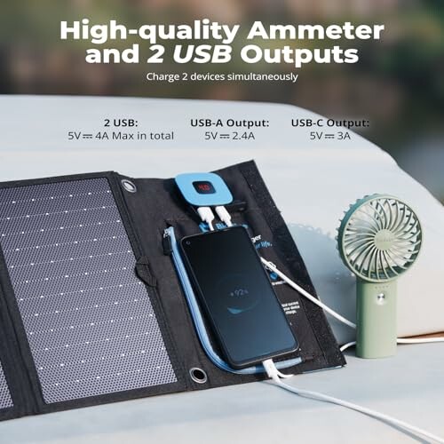 Tragbares Solarladegerät mit USB-Ausgängen, lädt ein Smartphone und einen Mini-Lüfter