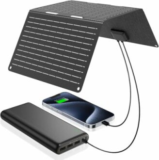 Tragbares Solarladegerät mit angeschlossenem Smartphone und Powerbank.