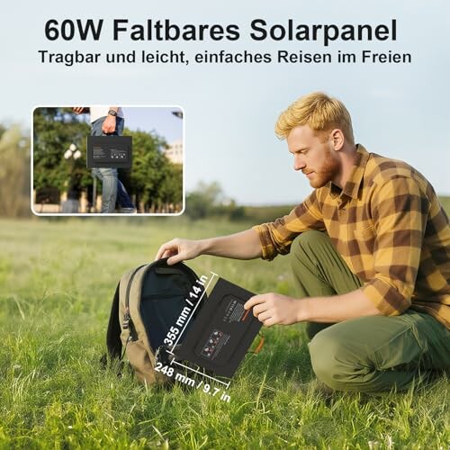 Mann packt faltbares Solarpanel in Rucksack