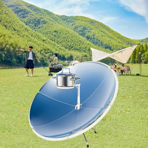 Solarkocher in der Natur mit Menschen im Hintergrund