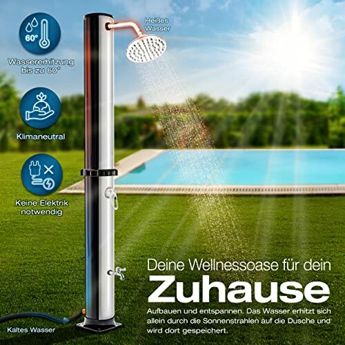Solardusche im Garten neben einem Pool.