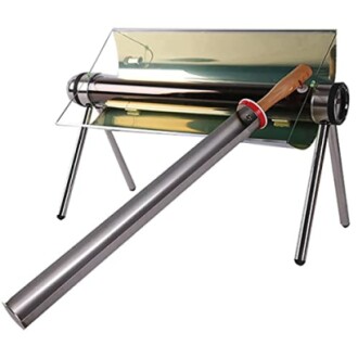 Solarofen mit reflektierenden Paneelen für Outdoor-Kochen.