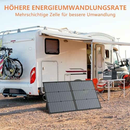 Wohnmobil mit Solarpanel und Campingausrüstung