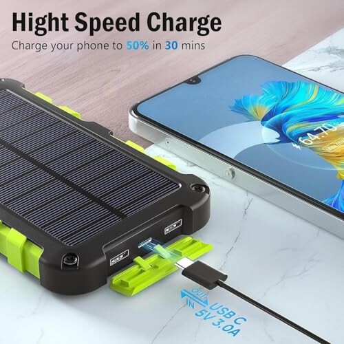 Solarbetriebene Powerbank lädt ein Smartphone.