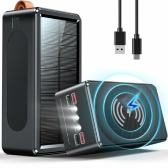 Solarbetriebene Powerbank mit kabelloser Ladefunktion und USB-Kabeln.