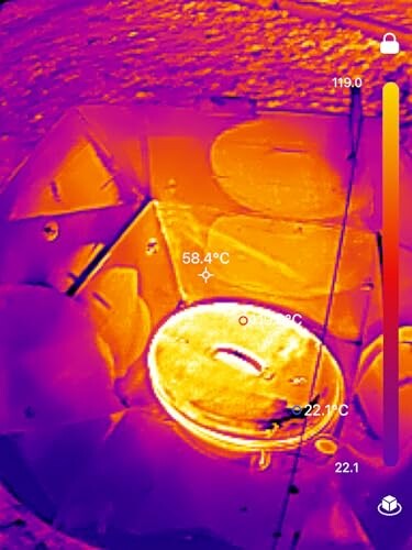 Thermisches Bild eines Solarkochers mit Temperaturanzeige.