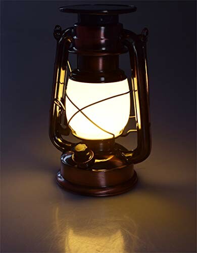 Antike Öllampe leuchtet im Dunkeln